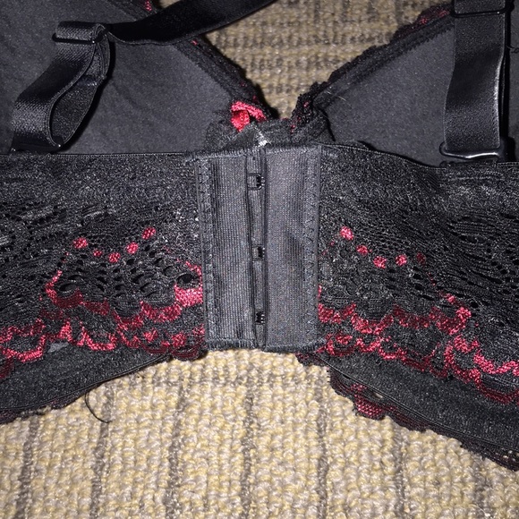 Black and Red Laced Bra - Picture 5 of 9